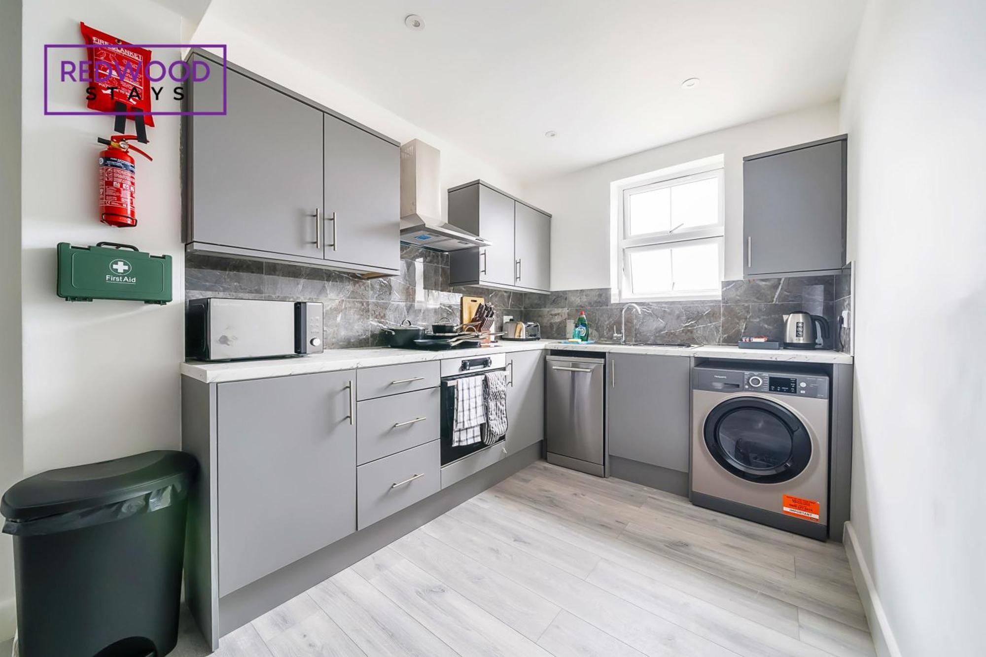 Brand New, 2 Bed 1 Bath, Modern Town Center Apartment, Free Wifi & Netflix By Redwood Stays Aldershot Buitenkant foto