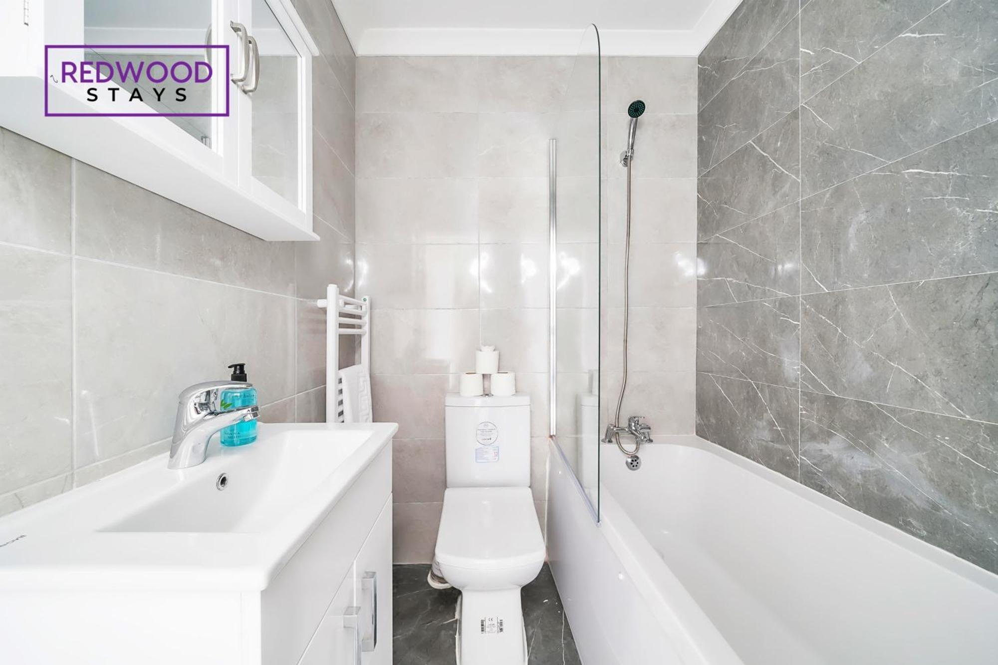 Brand New, 2 Bed 1 Bath, Modern Town Center Apartment, Free Wifi & Netflix By Redwood Stays Aldershot Buitenkant foto